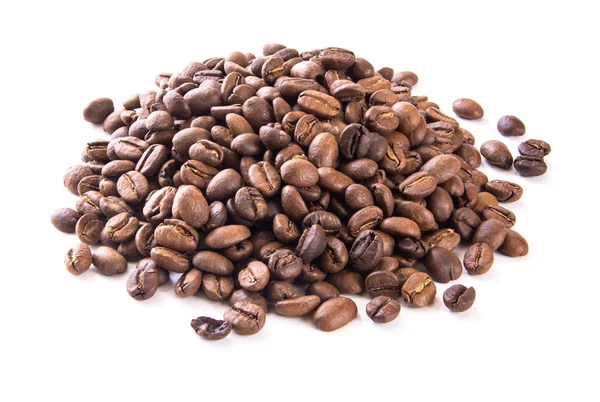 Närbild gäng bruna kaffebönor isolerade på vitt — Stockfoto