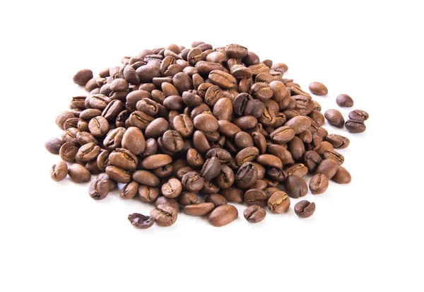 Närbild gäng bruna kaffebönor isolerade på vitt — Stockfoto