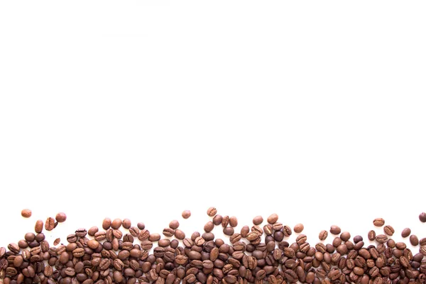 Närbild linje av textur bruna kaffebönor isolerade på vitt — Stockfoto