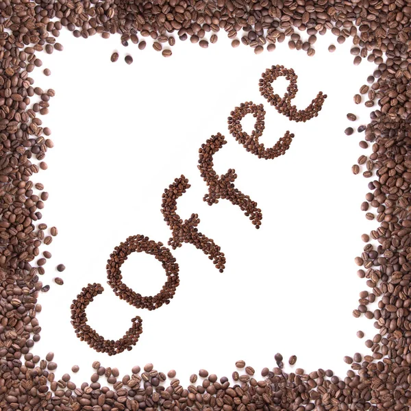 特写框架的纹理棕色咖啡豆与铭文咖啡粒，隔离在白色 — 图库照片