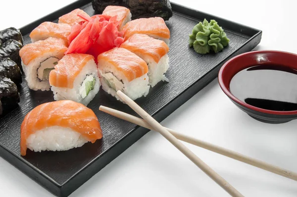 bir servis tepsisi üzerinde yemek çubukları ve soya ile sashimi suşi seti yakın