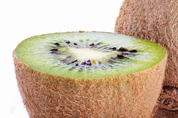 Kiwi fruit, slice of green juicy kiwi. isolated on white — Stock Photo, Image