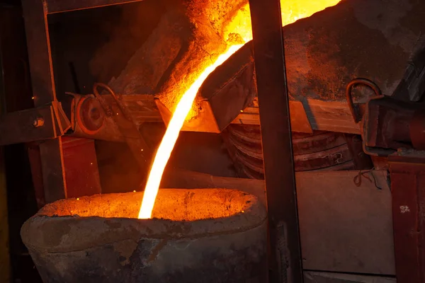 Proceso de fundición de metal con fuego de alta temperatura en fábrica de piezas metálicas — Foto de Stock