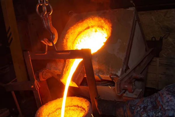 Proceso de fundición de metal con fuego de alta temperatura en fábrica de piezas metálicas — Foto de Stock