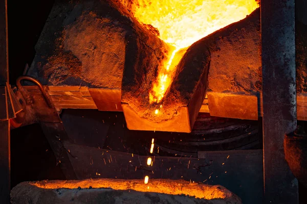 Proces odlewania metali z wysoka temperatura ognia w fabryce części blachy — Zdjęcie stockowe