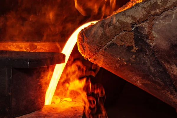 Proceso de fundición de metal con fuego de alta temperatura en fábrica de piezas metálicas — Foto de Stock
