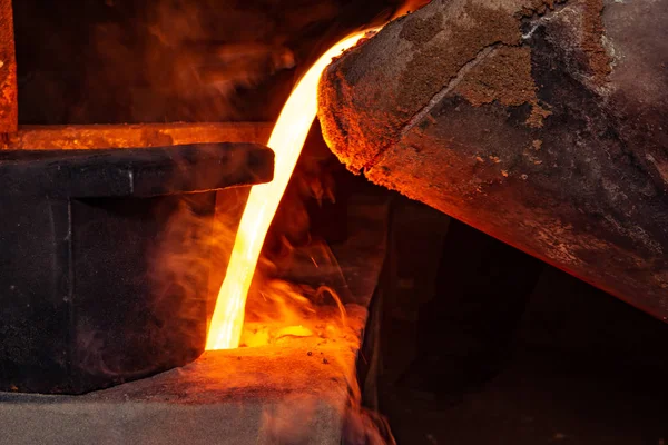 metal döküm işlemi metal parça fabrikasında yüksek derece ateşle