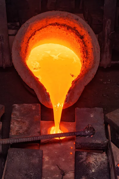 Процес лиття металу з високою температурою вогню на металевій частині заводу — стокове фото