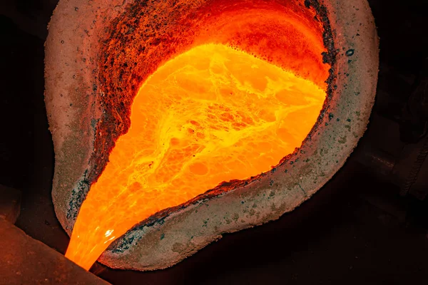 Proces odlewania metali z wysoka temperatura ognia w fabryce części blachy — Zdjęcie stockowe