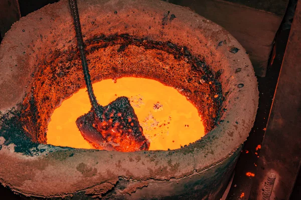 Proceso de fundición de metal con fuego de alta temperatura en fábrica de piezas metálicas — Foto de Stock