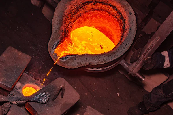 Proceso de fundición de metal con fuego de alta temperatura en fábrica de piezas metálicas — Foto de Stock