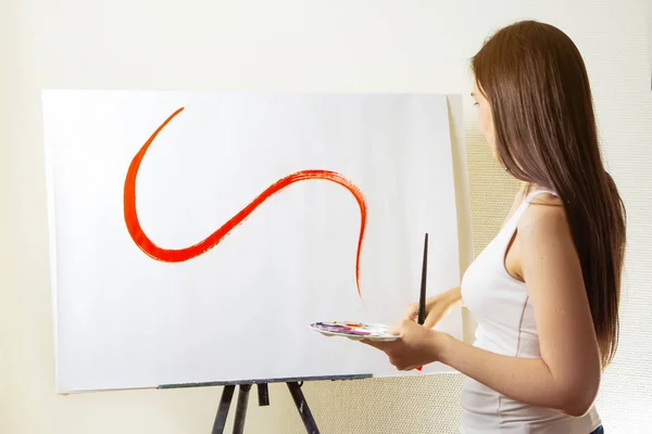 Kunstenaar schilder schilderen op doek in een studio. Creatieve peinzende — Stockfoto