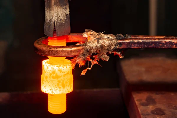 duman ile bir fabrika indüksiyon fırınsıcak metal çelik dişli parçaları yakın çekim kalsining