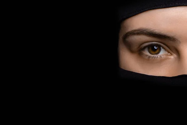 Крупный план портрет мусульманской женщины глаза носить лицо хиджаб, я — стоковое фото