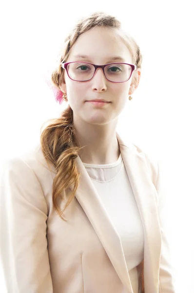 メガネとかわいい思慮深い十代の少女の肖像画 — ストック写真