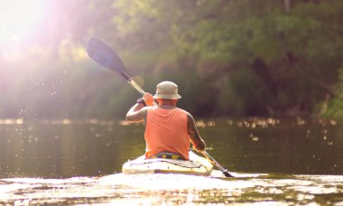 Ryazan, Rusya - 06.10.2019: nehirde tatoo kayağı yapan adam