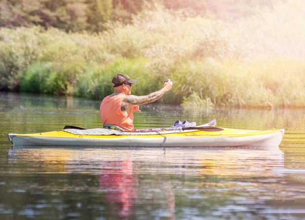 リャザン、 ロシア - 06.08.2019: 川でカンカヤックをして自分撮りをする男 — ストック写真