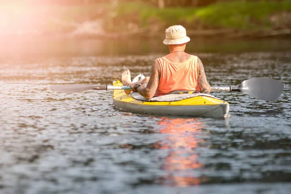 Ryazan, Rusia - 06.09.2019: deportista disfrutando de un buen momento en el río. Hombre fuerte kayak en el río con luz solar — Foto de Stock