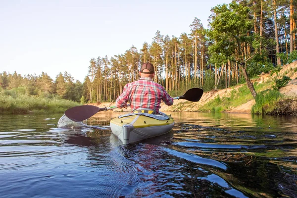 Ryazan, Russie - 06.08.2019 : vue arrière homme avec kayak de tatoo sur la rivière — Photo