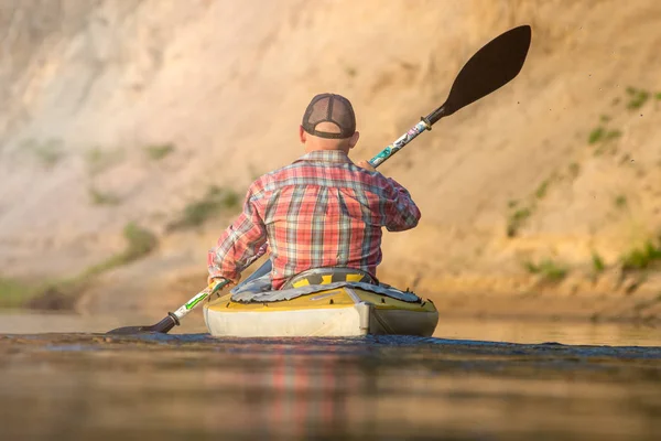 Ryazan, Russie - 06.08.2019 : vue arrière homme avec kayak de tatoo sur la rivière — Photo