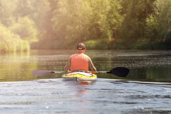 Ryazan, Russie - 06.08.2019 : sportif profitant d'un bon moment sur la rivière. Homme fort kayak sur la rivière avec la lumière du soleil — Photo