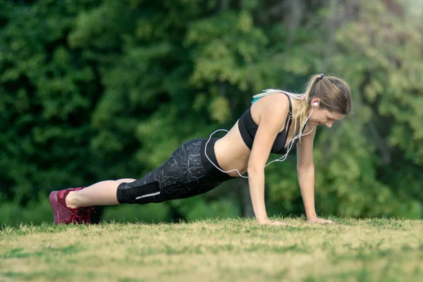 Vue latérale femme s'étire avant de courir dans la ville. Concept de forme physique et style de vie . — Photo