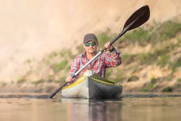 Szép időt élvezve a riveren. Erős ember kankayaking a folyón napfény — Stock Fotó