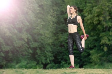 Ön görüş kadın şehir parkında koşmadan önce germe olduğunu. Fitness ve yaşam tarzı kavramı.