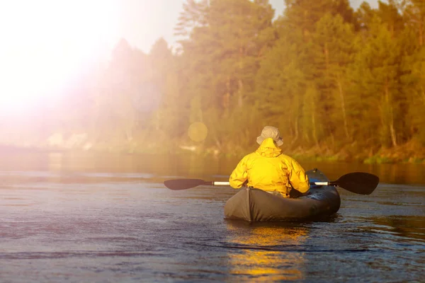 Man Kayaker sul lago. Kayak Paddling. Sport acquatici e ricreazione . — Foto Stock