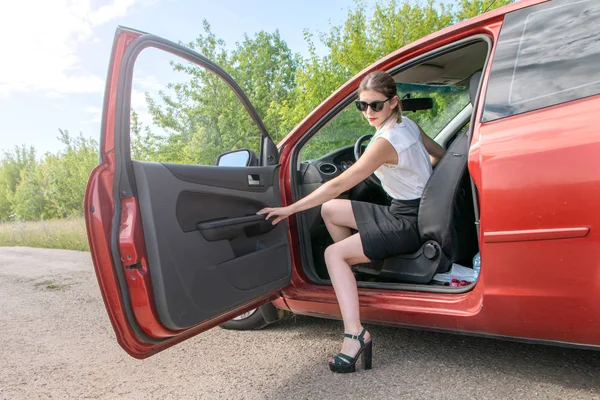 사무실 옷에 매력적인 젊은 여자는 차에 앉아, 자동차 문을 엽니 다. — 스톡 사진