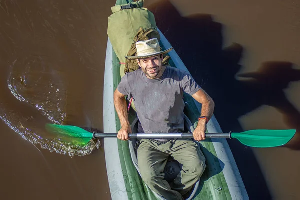 Retrato vista superior kayak en verano paisaje fluvial con luz solar —  Fotos de Stock