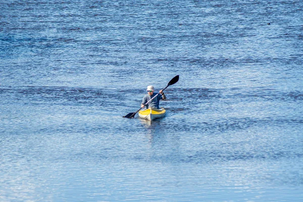 Top View kayaker na lato błękitne morze krajobraz z promieni słonecznych — Zdjęcie stockowe