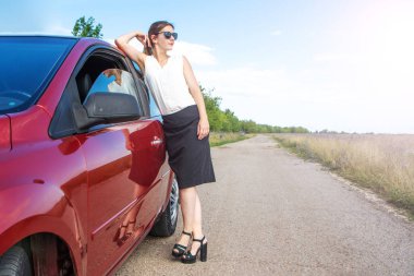araba ile genç iş kadını. Seksi zengin moda kız poz nea