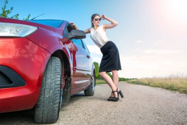 araba ile genç iş kadını. Seksi zengin moda kız poz nea