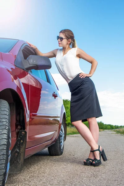 Fiatal üzleti nő autóval. Szexi gazdag divat lány pózol Nea — Stock Fotó