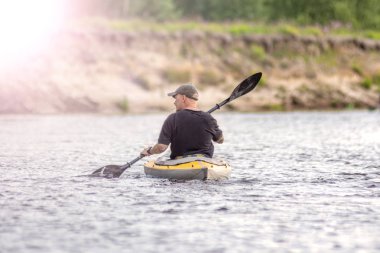 Sunlig ile yaz nehir manzara üzerinde geri görünüm portre kayaker