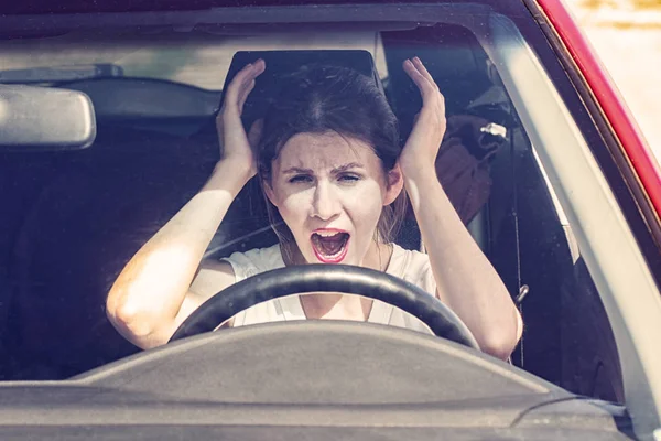 Närbild porträtt känslor chockad tjej förare i bilen — Stockfoto
