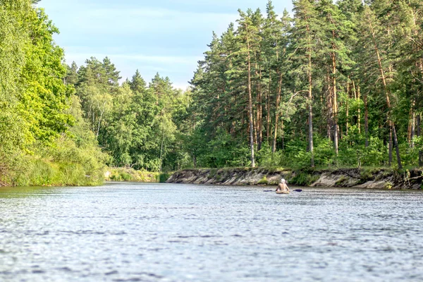 Atrás vista kayak en verano verde bosque río paisaje con bl —  Fotos de Stock