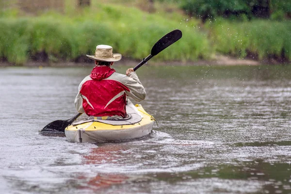 Volver ver retrato kayaker en sombrero redondo en veraneo río landscap —  Fotos de Stock