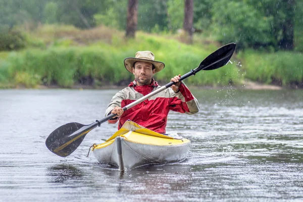 Front View porträtt paddlare i Round hat på Summer River landskap — Stockfoto