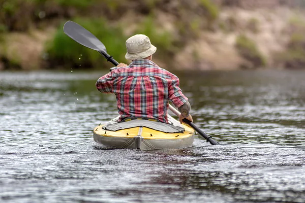 Widok z tyłu portret kayaker na lato rzeka krajobraz z sunlig — Zdjęcie stockowe