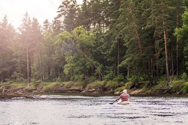 Vue arrière kayakiste sur la forêt verdoyante d'été paysage de rivière avec bl — Photo