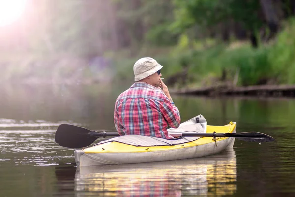 Widok z tyłu portret palenia papierosów kayaker na letniej rzece — Zdjęcie stockowe