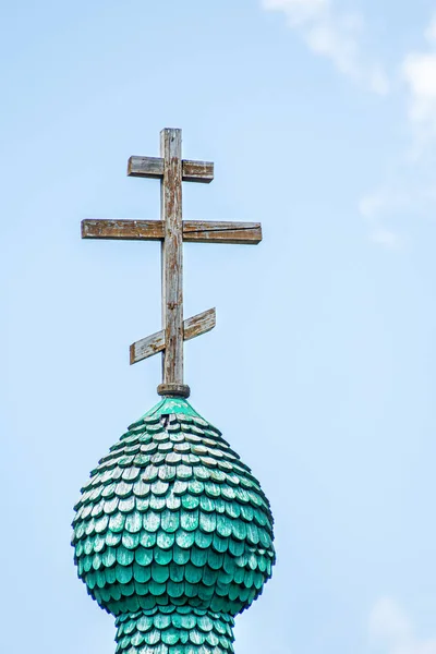 Uitzicht op oude houten kerk kruis in de zomer zonnige dag en blauwe hemel — Stockfoto