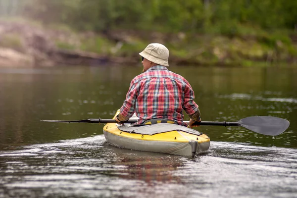 Vista trasera retrato kayak en verano río paisaje con sunlig —  Fotos de Stock