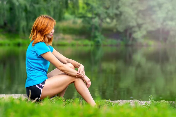 Retrato asiático al aire libre chica posando en el verde parque cerca de lago —  Fotos de Stock