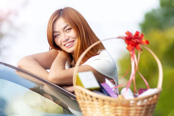 클로즈업 야외 초상화 의 미소 행복 매력적인 아시아 여자 — 스톡 사진