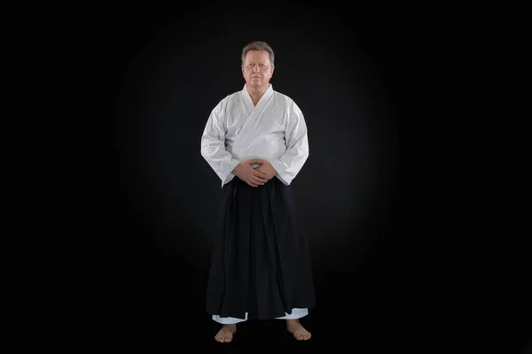 Portret Aikido Meester Draagt Traditionele Samoerai Hakama Kleding Zwarte Achtergrond — Stockfoto