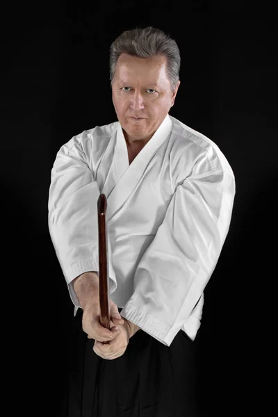 Портрет Мастера Айкидо Традиционной Одежде Самурая Хакамы Коробкой Руках Черном — стоковое фото