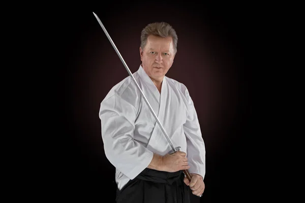 Portret Aikido Mistrza Noszenie Tradycyjnych Ubrań Hakama Mieczem Samuraja Stali — Zdjęcie stockowe